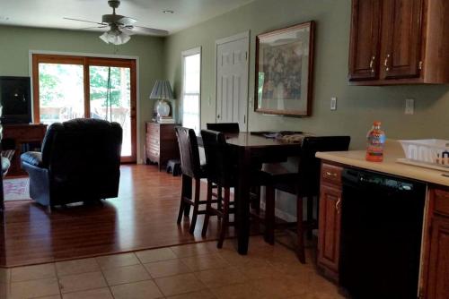 Lakefront Cottage Getaway near Daniel Boone National Forest in Kentucky in Burnside (KY)