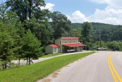 Lakefront Cottage Getaway near Daniel Boone National Forest in Kentucky in Burnside (KY)
