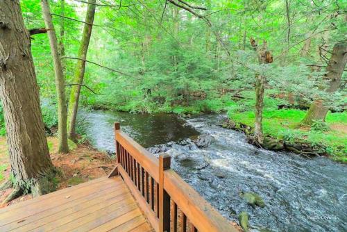 Traditional Wooden Cabin Rental in the Poconos, Pennsylvania in 卡纳登西斯