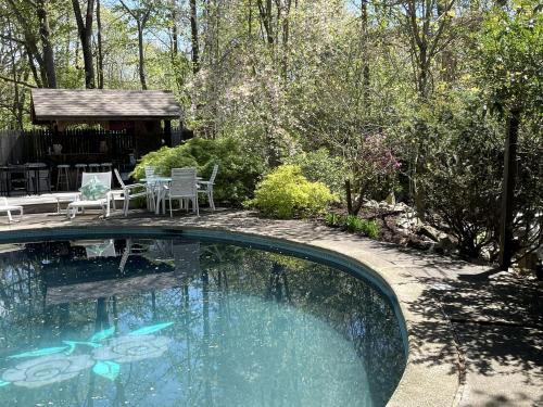 Romantic Botanical Bell Tent for a Fantastic Glamping Experience in Southbury, Connecticut in 紹斯伯里
