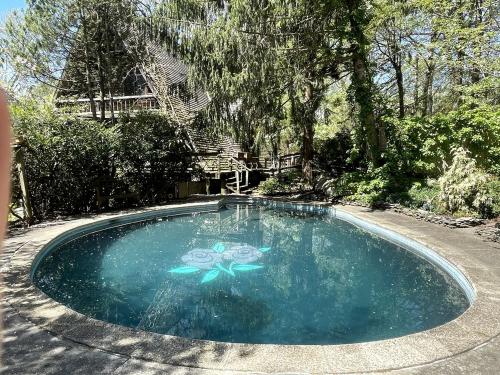 Romantic Botanical Bell Tent for a Fantastic Glamping Experience in Southbury, Connecticut in 紹斯伯里