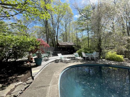 Romantic Botanical Bell Tent for a Fantastic Glamping Experience in Southbury, Connecticut in 紹斯伯里