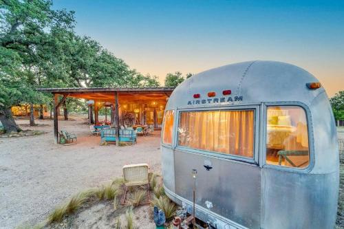 Luxury Airstream Campsite Nestled Beneath Oak Trees Outside of Austin, Texas in 馬蹄灣(TX)