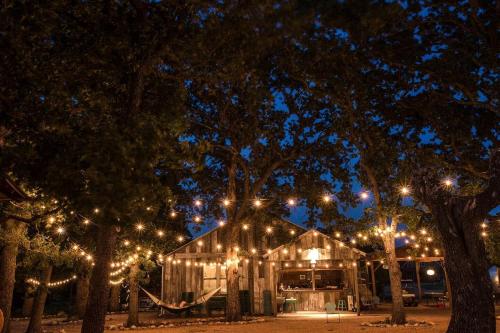 Luxury Airstream Campsite Nestled Beneath Oak Trees Outside of Austin, Texas in 馬蹄灣(TX)