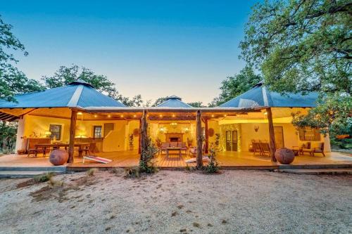 Luxury Airstream Campsite Nestled Beneath Oak Trees Outside of Austin, Texas in 馬蹄灣(TX)