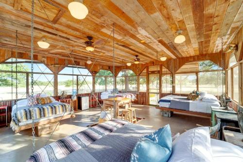 Luxury Airstream Campsite Nestled Beneath Oak Trees Outside of Austin, Texas in 馬蹄灣(TX)