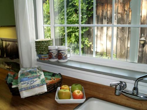 Spectacular Riverside Getaway Cabin with Claw Foot Bathtub in Castella, California in Dunsmuir