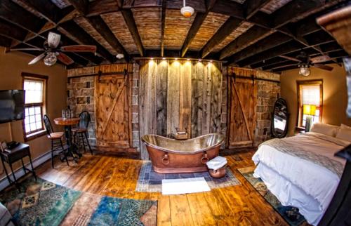 Spacious Vacation Rental with Jacuzzi near the Pocono Mountains, Pennsylvania in Lehighton (PA)