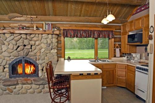 Rocky Mountains Nature Escape: Amazing Log Cabin with a Hot Tub in Darby, MT in 達拜