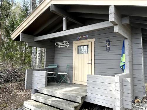 Off-Grid Waterfront Cabin Ideal for Nature and Adventure Lovers in Finland in Pohjaslahti