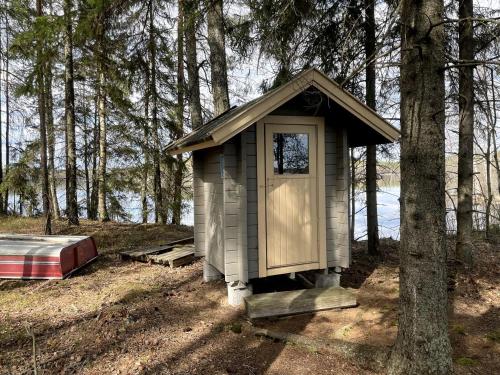 Off-Grid Waterfront Cabin Ideal for Nature and Adventure Lovers in Finland in Pohjaslahti