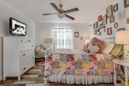 Delightfully Cozy Texas Cottage Rental Ideal for a Romantic Getaway near Dallas in Wills Point