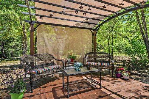 Delightfully Cozy Texas Cottage Rental Ideal for a Romantic Getaway near Dallas in Wills Point