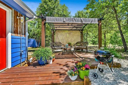 Delightfully Cozy Texas Cottage Rental Ideal for a Romantic Getaway near Dallas in Wills Point