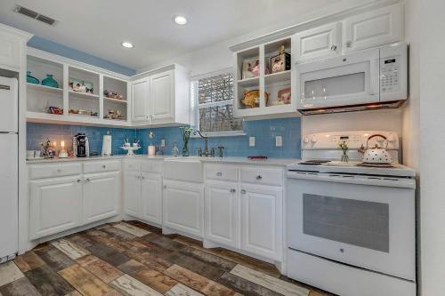 Delightfully Cozy Texas Cottage Rental Ideal for a Romantic Getaway near Dallas in Wills Point