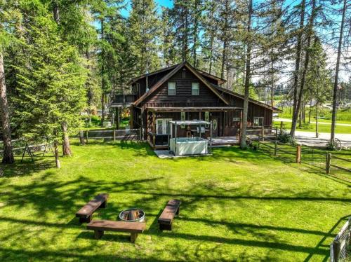 Wooden Cabin with Amazing Outdoor Living Space in Montana