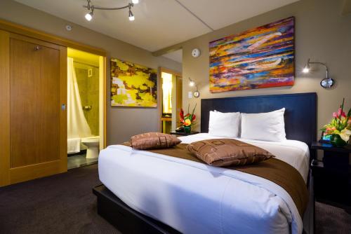 VIVE Hotel Waikiki Set in a prime location of Oahu Hawaii, VIVE Hotel Waikiki puts everything the city has to offer just outside your doorstep. The property offers a wide range of amenities and perks to ensure you have 