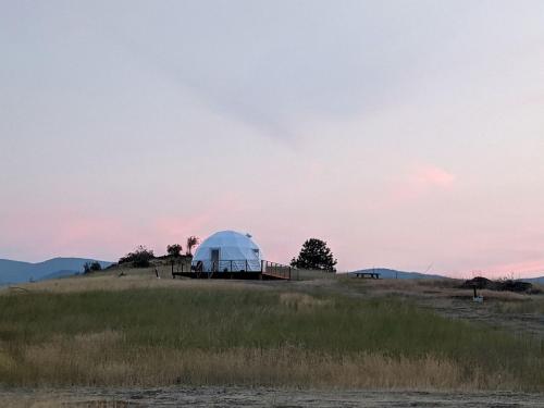 Beautiful Dome for a Romantic Glamping Escape with Breathtaking Views in Montana