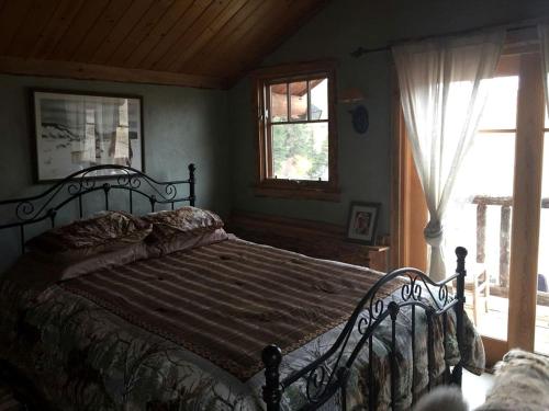 Rustic Riverside Cabin with Hot Tub in Dubois, Wyoming in Dubois (WY)