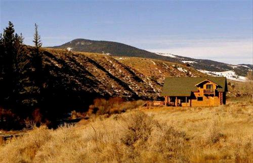 . Rustic Riverside Cabin with Hot Tub in Dubois, Wyoming