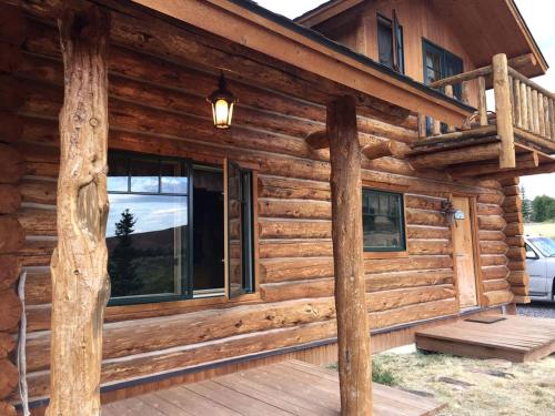 Rustic Riverside Cabin with Hot Tub in Dubois, Wyoming in Dubois (WY)