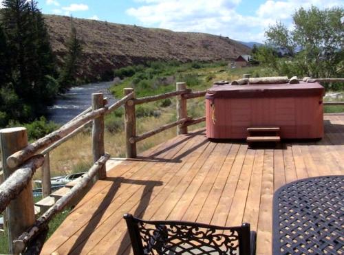 Pezsgőfürdő, Rustic Riverside Cabin with Hot Tub in Dubois, Wyoming in Dubois (WY)