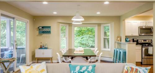 Tranquil Lakefront Cottage with Private Dock in Ticonderoga, New York in Ticonderoga (NY)