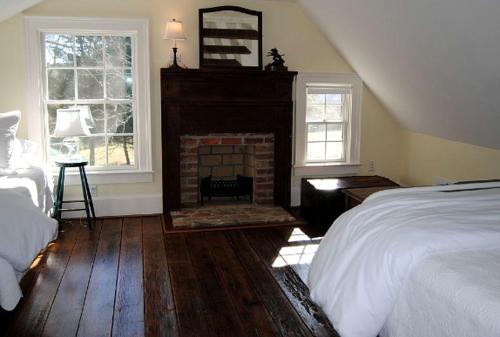 Remodeled Cabin Rental Built in 1790 near Scottsville, Virginia in Scottsville (VA)