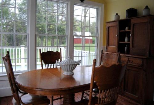 Remodeled Cabin Rental Built in 1790 near Scottsville, Virginia in Scottsville (VA)