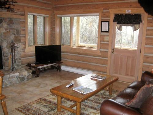 Rocky Mountains Getaway: Gorgeous Log Cabin in Darby, Montana in Darby (MT)
