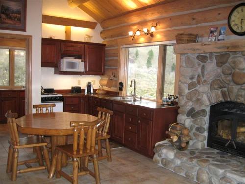 Rocky Mountains Getaway: Gorgeous Log Cabin in Darby, Montana in Darby (MT)