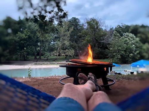 Dream Riverside Vacation: Lovely Safari Tent on the San Marcos River near Kingsbury, Texas in Luling (TX)
