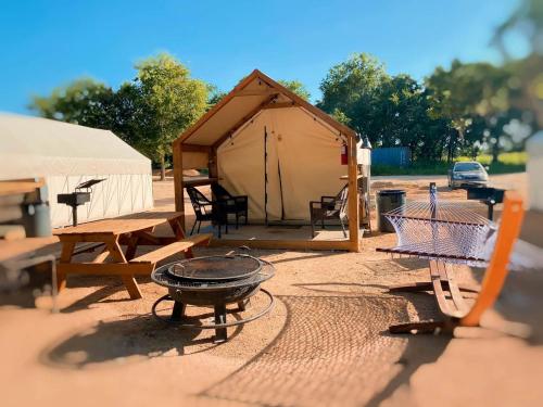 Gorgeous Safari Tent in Texas - Fantastic Glamping Destination for Water Sports Fans near Kingsbury in Luling (TX)