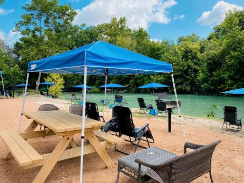 Gorgeous Safari Tent in Texas - Fantastic Glamping Destination for Water Sports Fans near Kingsbury in Luling (TX)