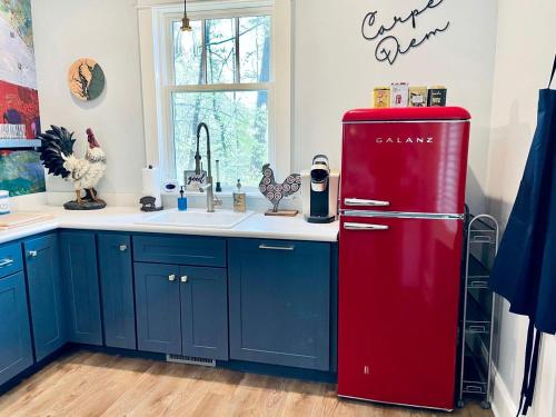 Peaceful Barn Rental in the Woods Perfect for Glamping in Virginia in Toano