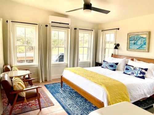 Efficiency-Style Cabin with Spa Lovely for a Couples Escape in Hunt, Texas in Хант