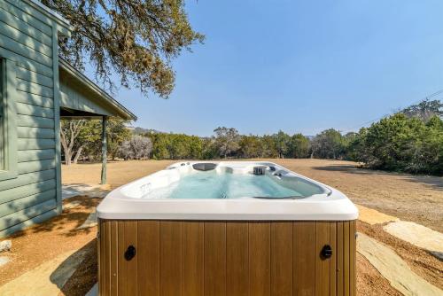 Джакузі, Efficiency-Style Cabin with Spa Lovely for a Couples Escape in Hunt, Texas in Хант