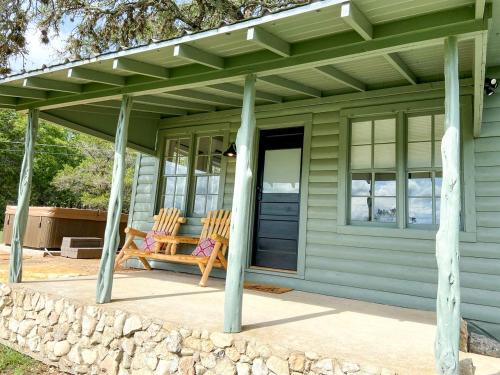 Efficiency-Style Cabin with Spa Lovely for a Couples Escape in Hunt, Texas in Хант