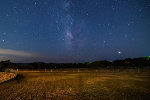 Efficiency-Style Cabin with Spa Lovely for a Couples Escape in Hunt, Texas in Хант
