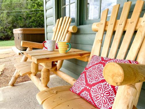 Efficiency-Style Cabin with Spa Lovely for a Couples Escape in Hunt, Texas in Хант