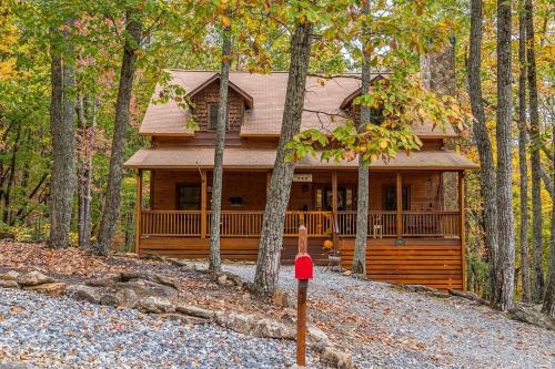 Relaxing Cabin with Screened Porch in Sautee Nacoochee, Georgia, Sautee Nacoochee