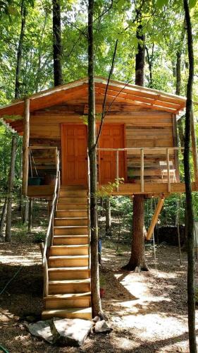 . Dreamy Treehouse Cabin Oasis Near Piney River, Tennessee