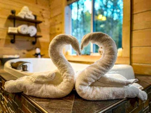 Fantastic Secluded Cabin with Fire Pit and Hot-tub in Campbellsville, Kentucky in Campbellsville
