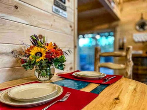 Fantastic Secluded Cabin with Fire Pit and Hot-tub in Campbellsville, Kentucky in 坎貝爾斯威爾
