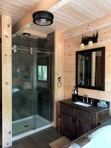 Fantastic Secluded Cabin with Fire Pit and Hot-tub in Campbellsville, Kentucky in 坎貝爾斯威爾