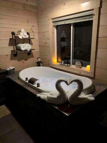 熱水浴缸, Fantastic Secluded Cabin with Fire Pit and Hot-tub in Campbellsville, Kentucky in 坎貝爾斯威爾
