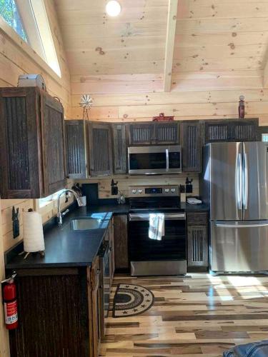 Fantastic Secluded Cabin with Fire Pit and Hot-tub in Campbellsville, Kentucky in 坎貝爾斯威爾
