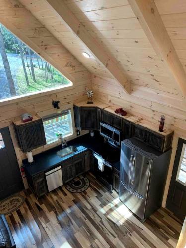 Fantastic Secluded Cabin with Fire Pit and Hot-tub in Campbellsville, Kentucky in Campbellsville