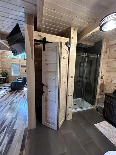 Fantastic Secluded Cabin with Fire Pit and Hot-tub in Campbellsville, Kentucky in Campbellsville