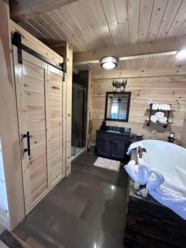 Fantastic Secluded Cabin with Fire Pit and Hot-tub in Campbellsville, Kentucky in 坎貝爾斯威爾